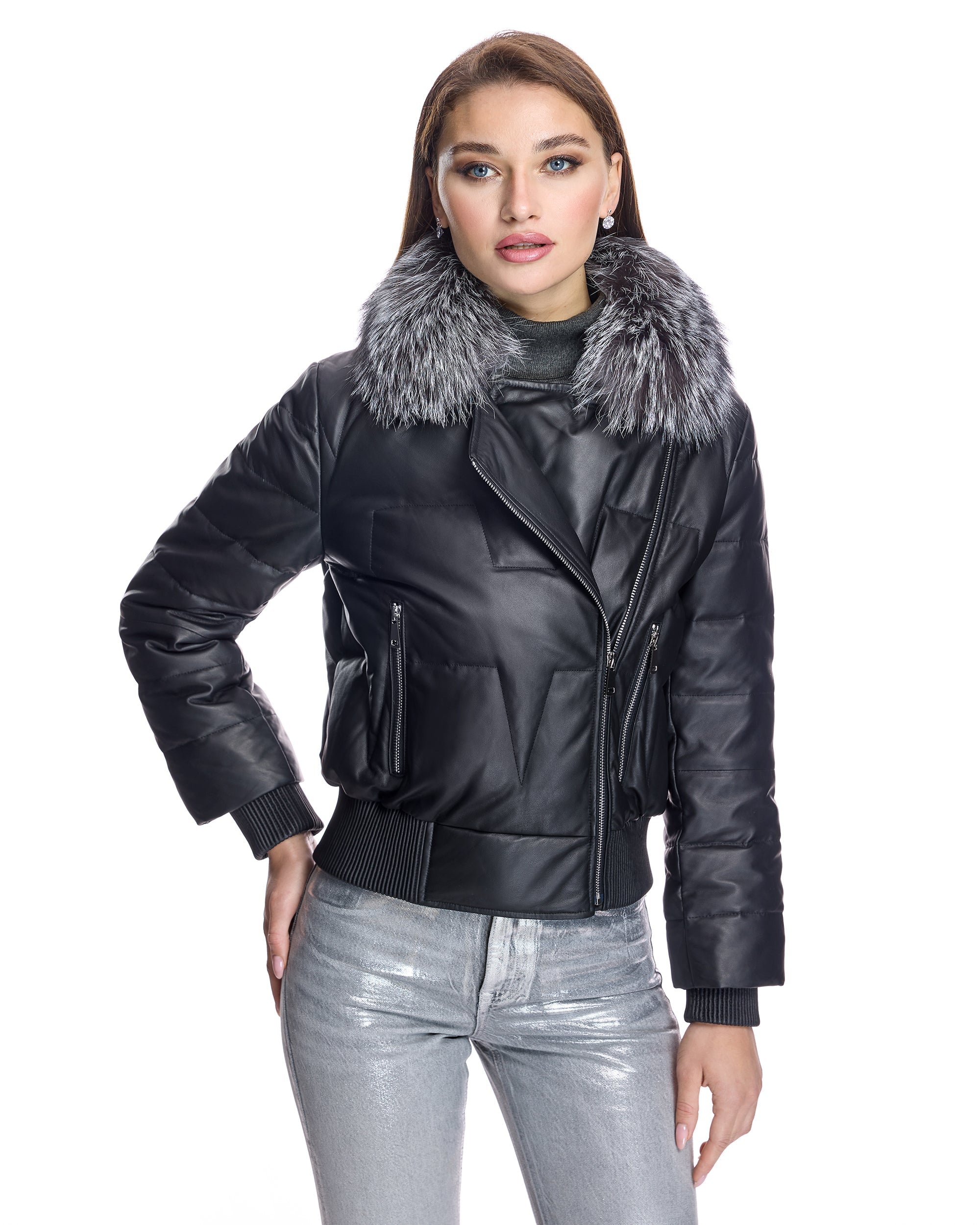 Chaqueta bomber de cuero con cuello de zorro plateado