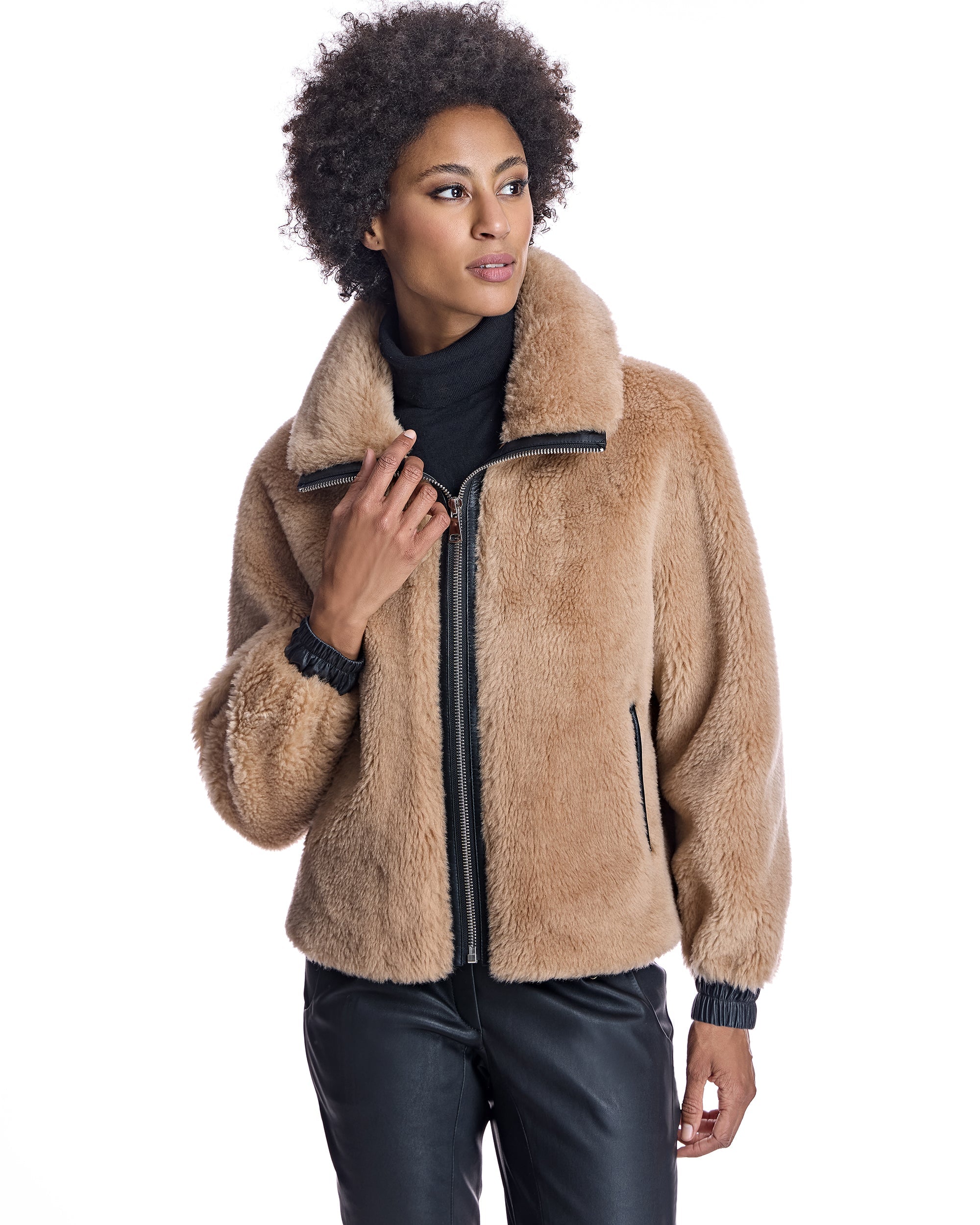 Chaqueta de lana de cordero con ribetes de cuero