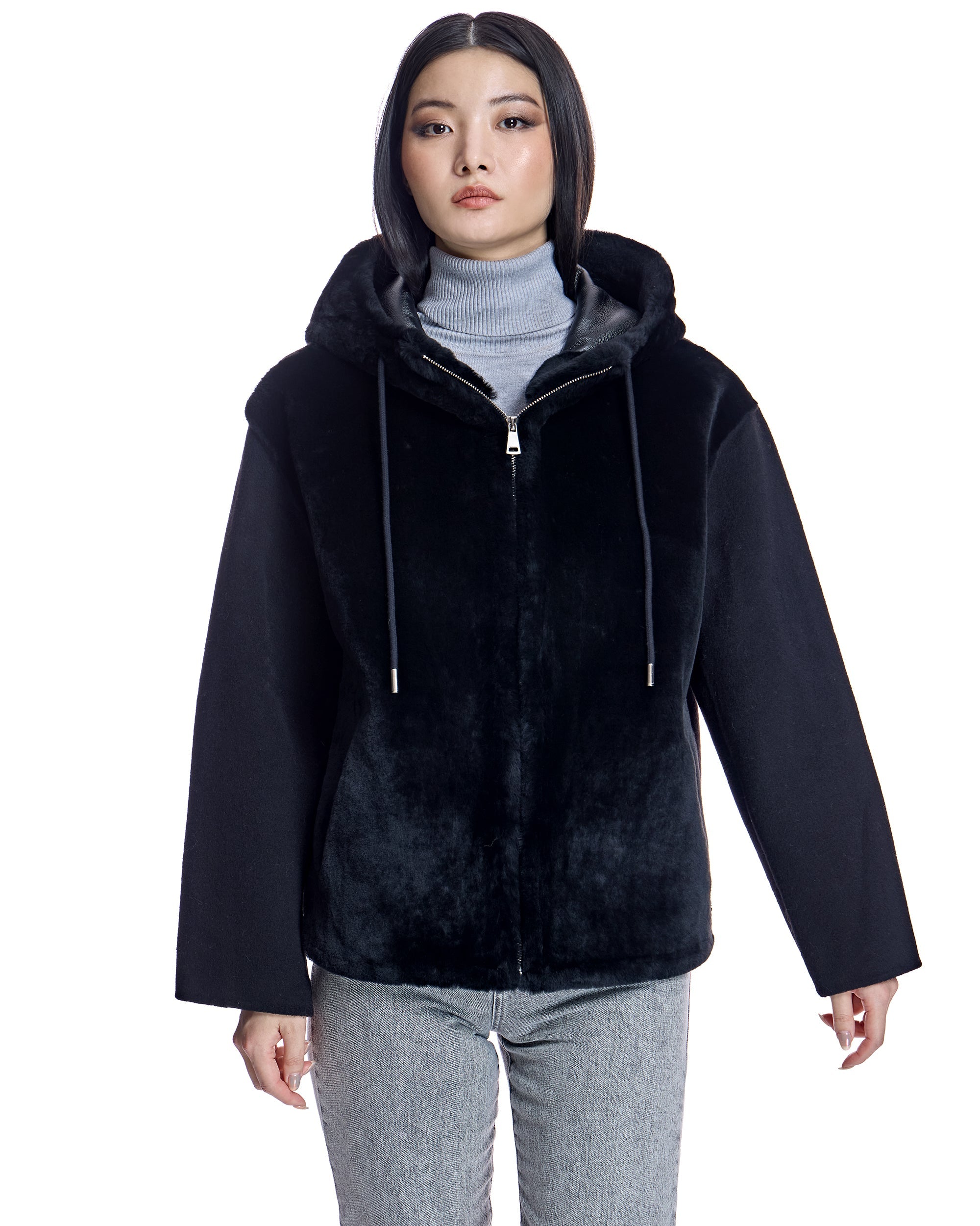 Chaqueta de lana y piel de oveja con capucha