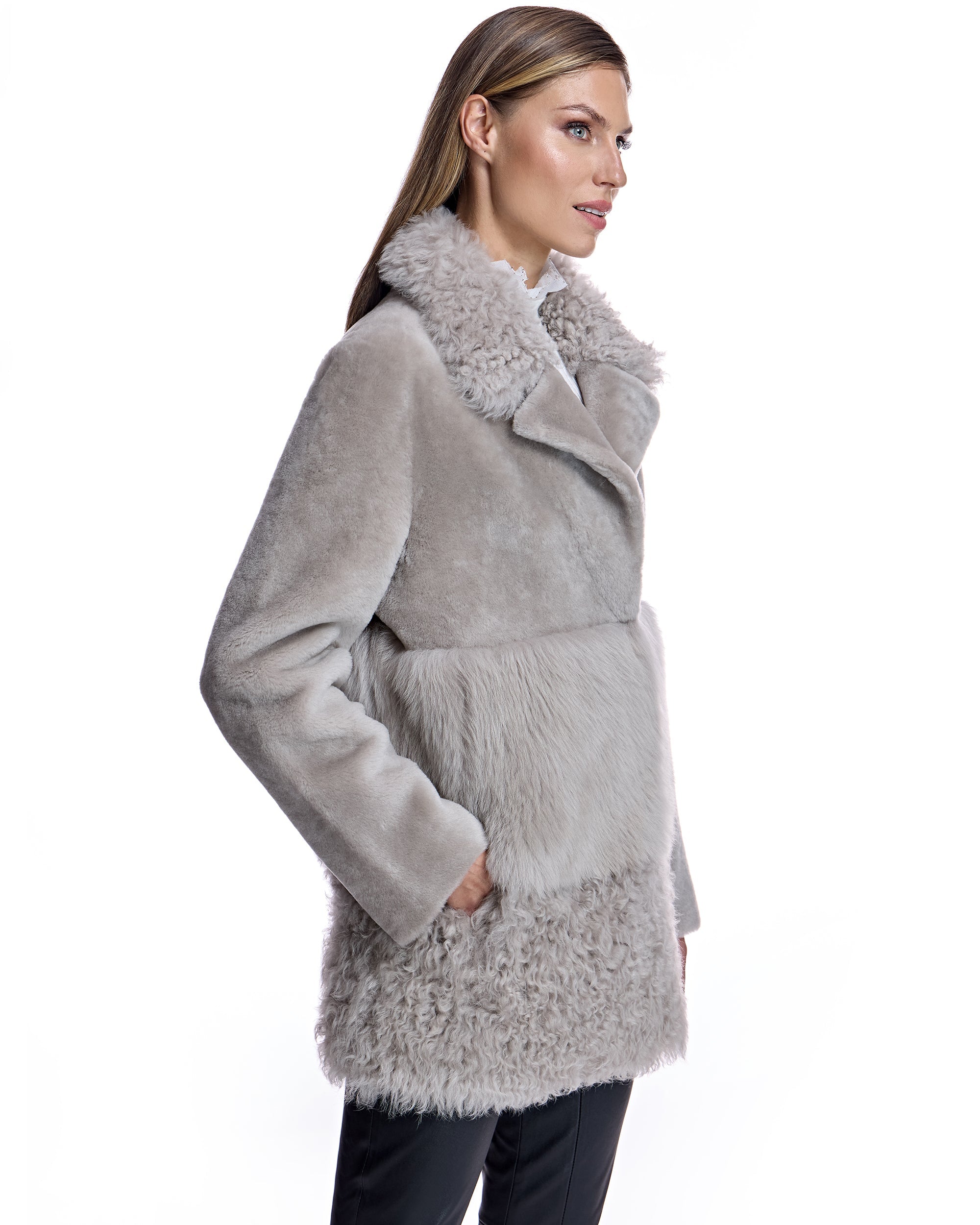 Chaqueta reversible de piel de oveja con técnica mixta