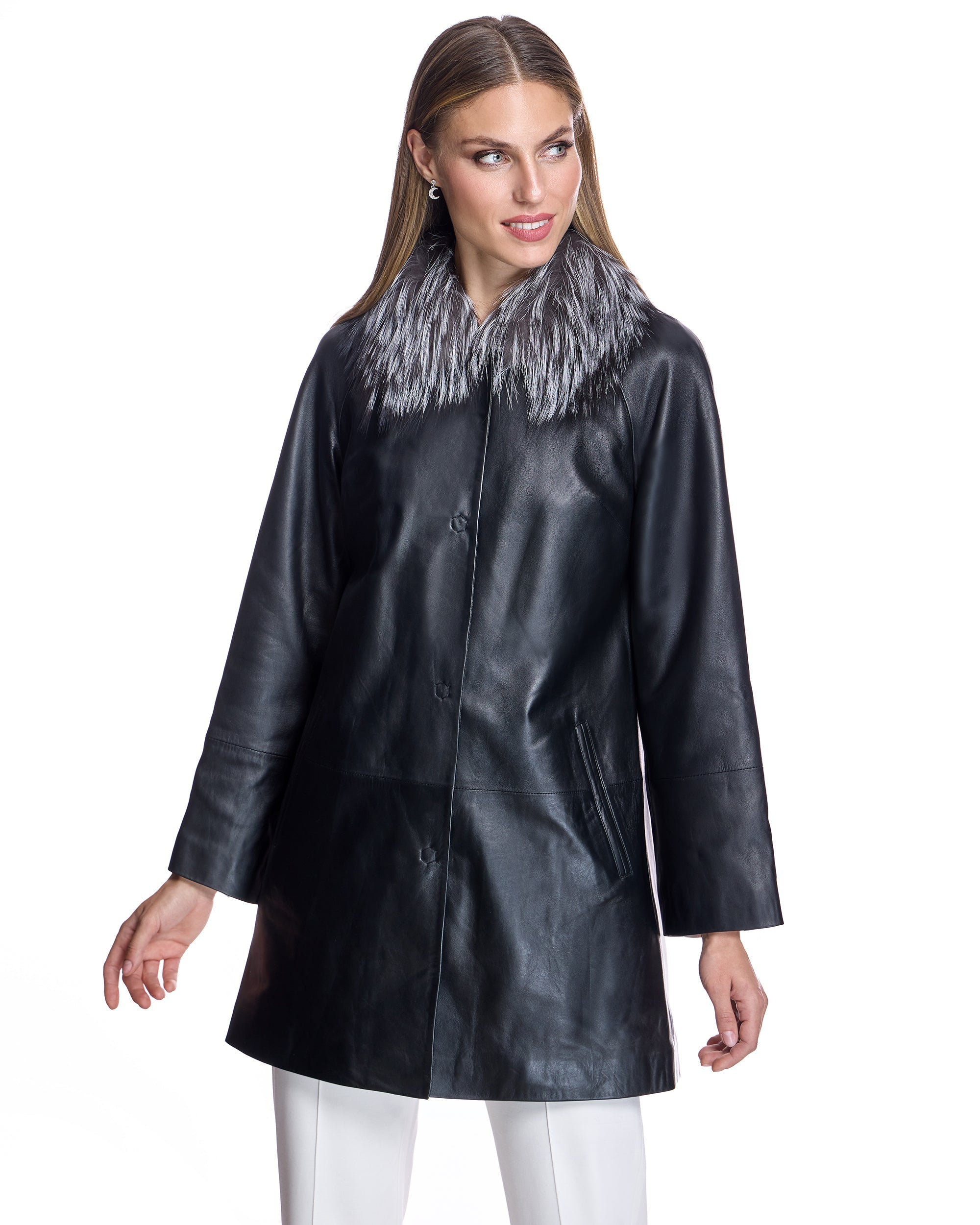 Abrigo de cuero con cuello de zorro plateado